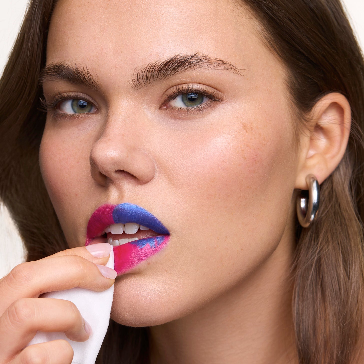 Charger la vidéo : &lt;p&gt;Il y a des rouges qui embellissent, et il y a lipstain .&lt;br/&gt;&lt;/p&gt;